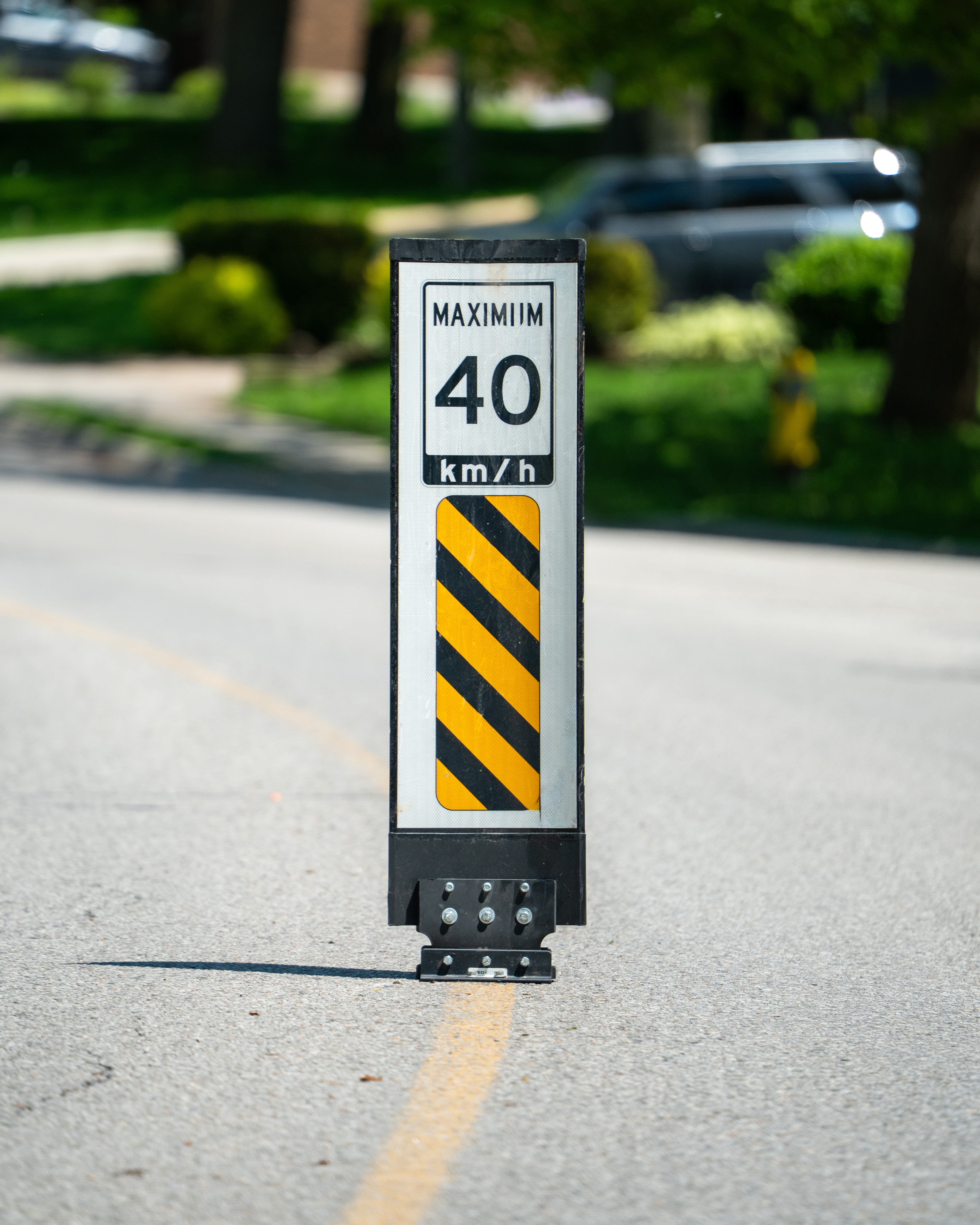 40km traffic calming sign in the middle of a residential road.